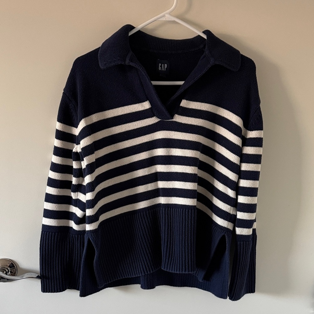GAP Women's V-Neck Sweater in Navy and Cream Stripes